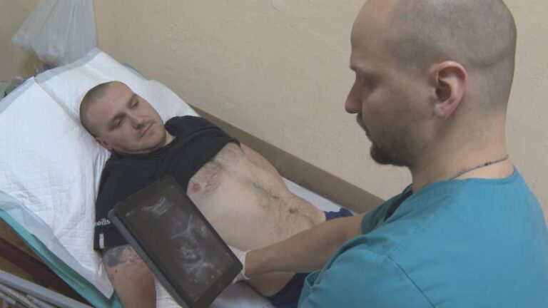 „Nevíme, co bude za pět vteřin.“ Štáb ČT natáčel na Ukrajině s lékaři nedaleko fronty