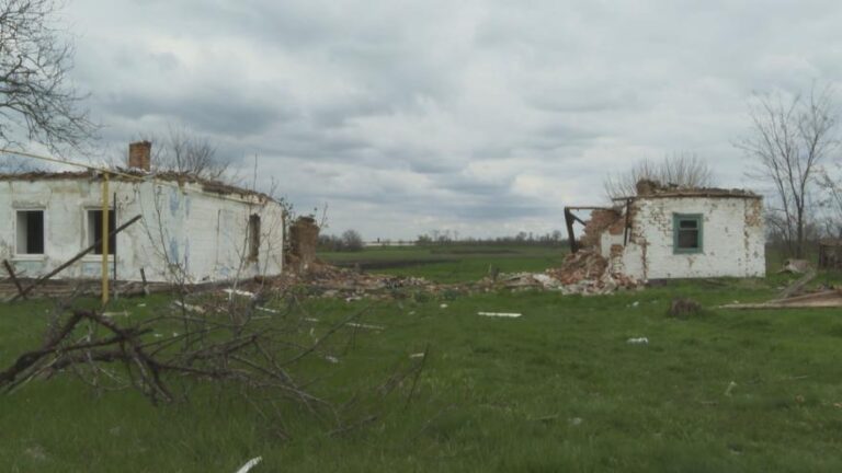 Záporožská vesnice hledá cestu k obyčejnému životu, nehledě na blízkou frontovou linii