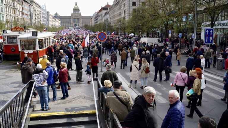Je plno, volali demonstranti na Václaváku. Přinášíme důkaz, že to bylo jinak
