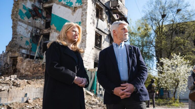 Pomoc při obnově, výroba zbraní a konzulát v Dněpru: čeští a slovenští prezidenti přislíbili podporu Ukrajině