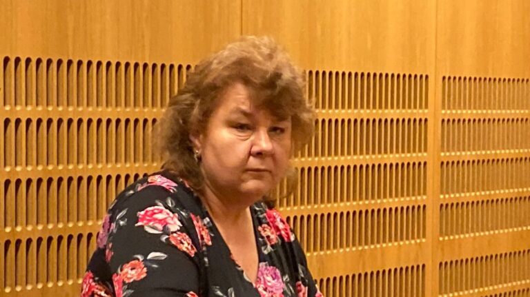 Ospravedlnění trestných činů. Soudní proces nad učitelem.