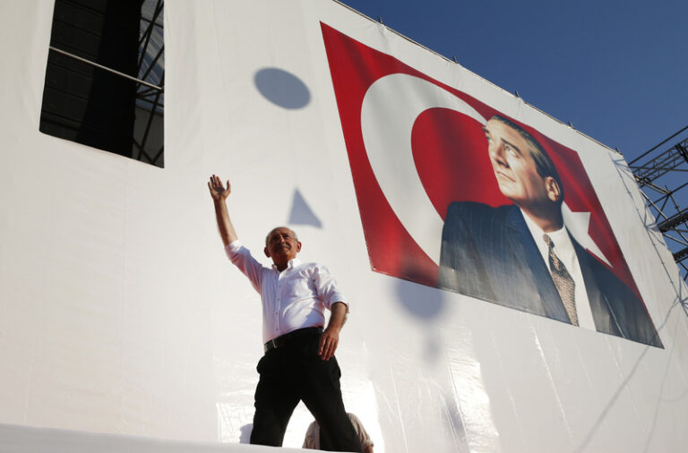 Turci volí prezidenta, podle průzkumů porazí Erdogana opoziční lídr Kiliçdaroglu