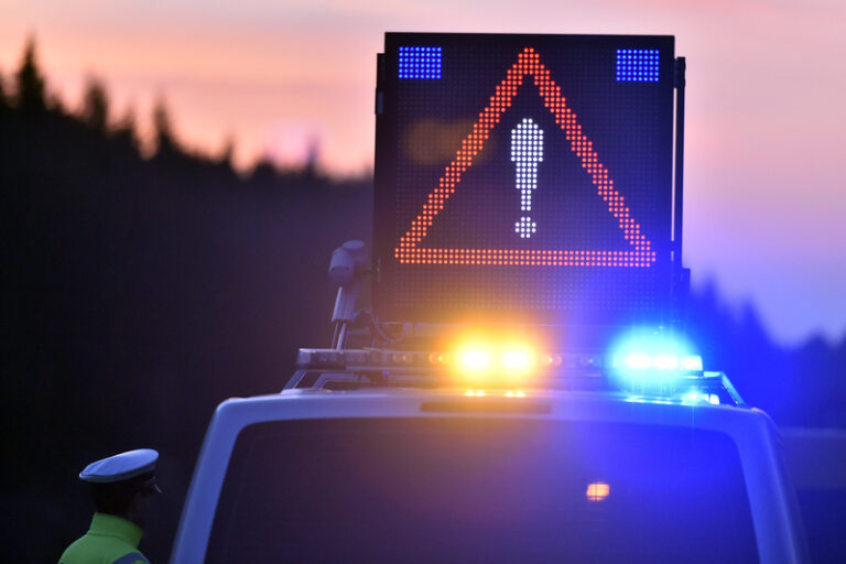 Při nehodách v Karlovarském kraji zemřelo v noci na dnešek pět lidí