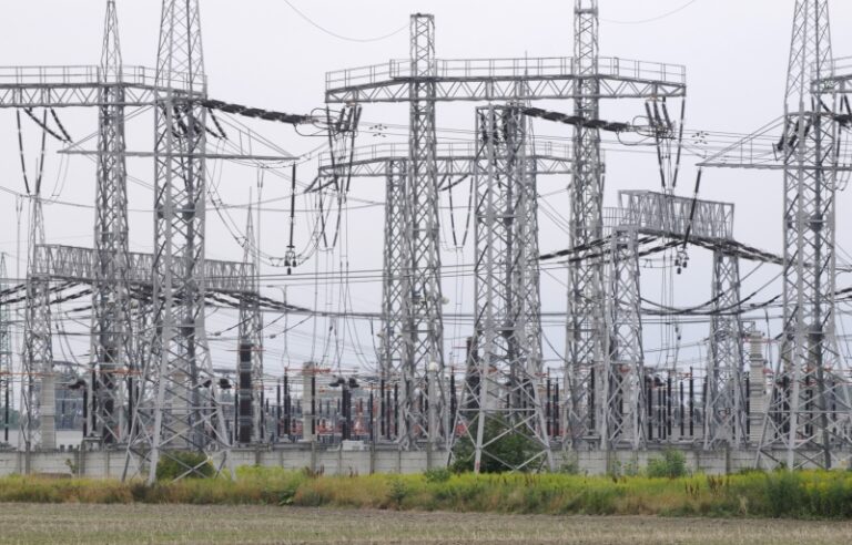 Většina odběratelů si za energie příští rok proti letošku připlatí, míní analytici