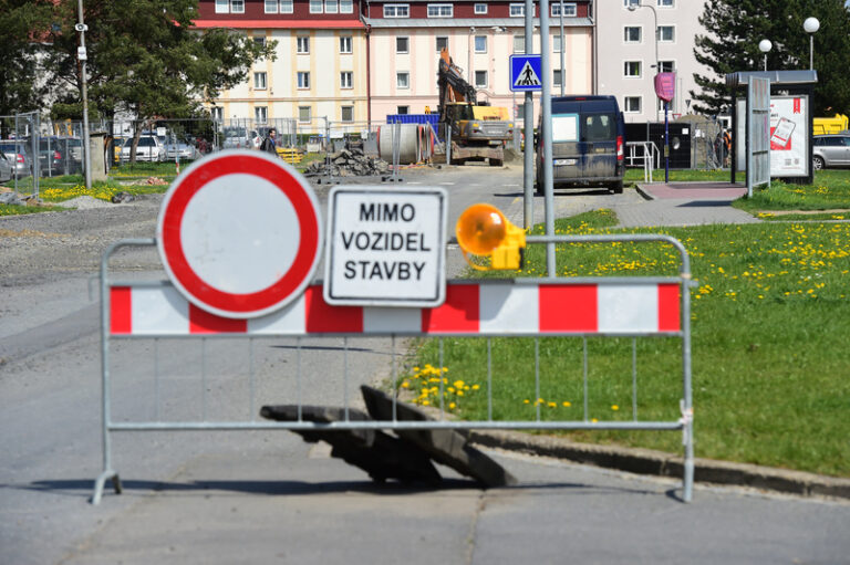 Řidiče v Česku čekají v letních měsících desítky dopravních omezení