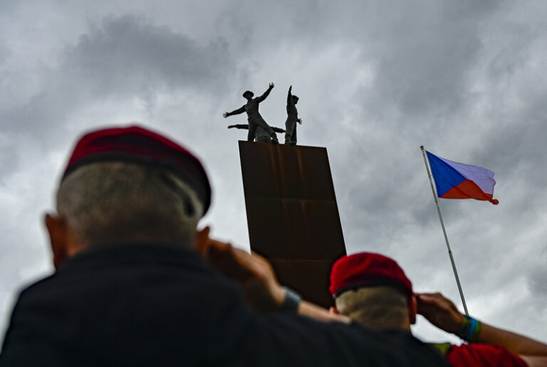 Atentát na Heydricha připomene pietní akt, historická tramvaj i sportovní den