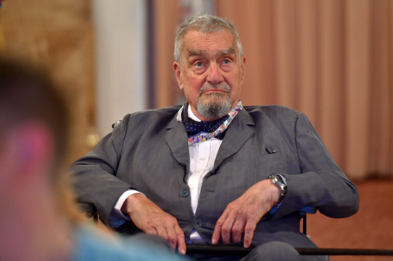 Pavlovi budou externě radit Pithart nebo Schwarzenberg