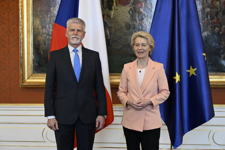 Šéfka EK: Komise navrhne zákon o produkci munice v EU, má to urychlit výrobu