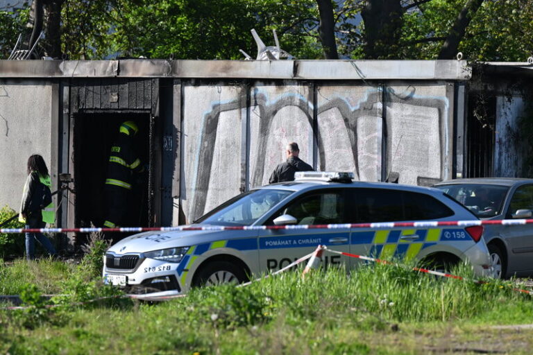 Při nočním požáru stavebních buněk v Brně zahynulo osm lidí