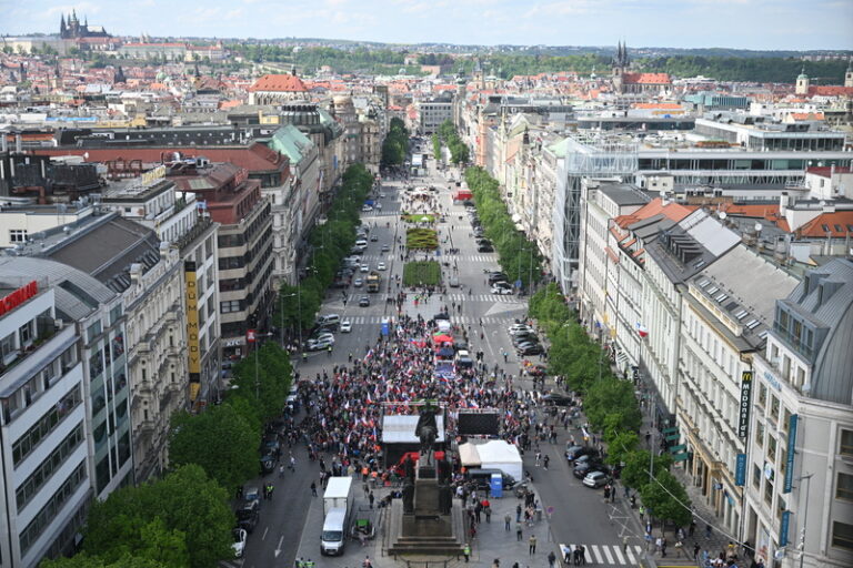 Několik stovek lidí v Praze demonstrovalo proti vládě