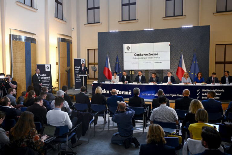 Vláda představila konsolidační balíček a reformu důchodů