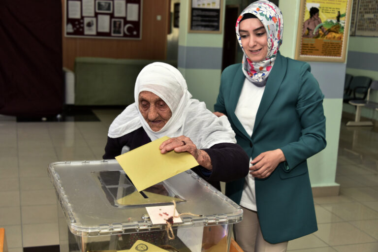 Po sečtení pětiny okrsků vede v prezidentské volbě v Turecku Erdogan