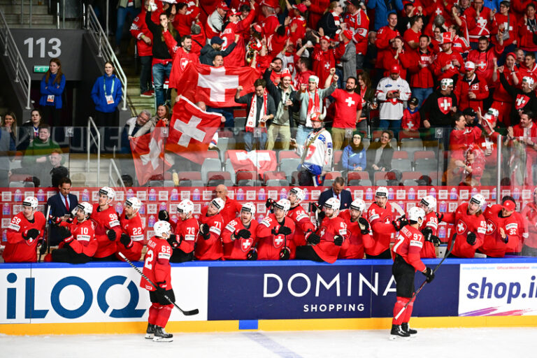 Skupina B: Hokejisté Švýcarska na MS poprvé inkasovali, Slovensko ale porazili 4:2