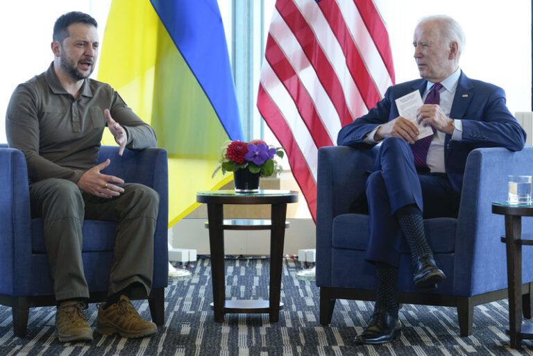 Biden se setkal se Zelenským, oznámil dodávky munice a jiného vybavení