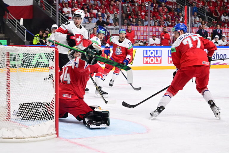 Hokejisté podlehli na MS 2:4 Švýcarsku, soupeř ovládl skupinu B