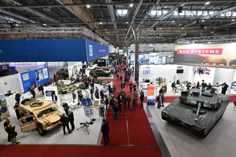 Průlet armádní techniky zahájil brněnský obranný a bezpečnostní veletrh