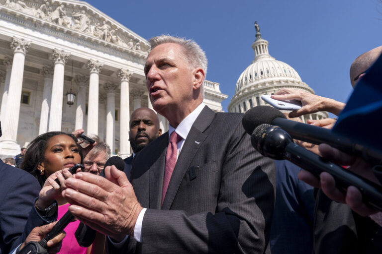 Bílý dům a republikáni se blíží dohodě o navýšení dluhového stropu, píší média