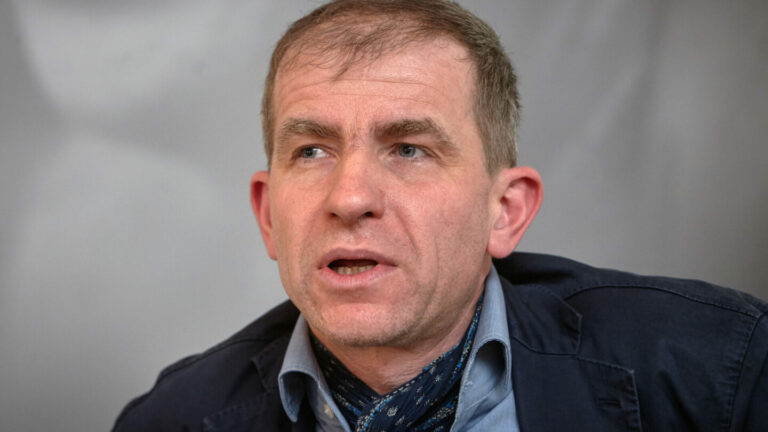 Rusové se nikdy nevyznačovali samostatným myšlením. Když stát zaplatí, obětují i vlastní děti, říká rusista Glanc