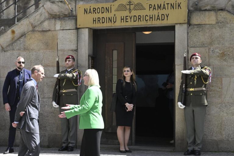 Princ Edward na závěr návštěvy Česka uctil památku československých parašutistů