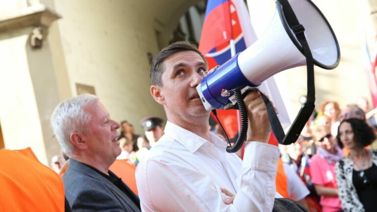 Další Vrabelova neúspěšná demonstrace. Stalo se mu to, čeho se bojí každý revolucionář