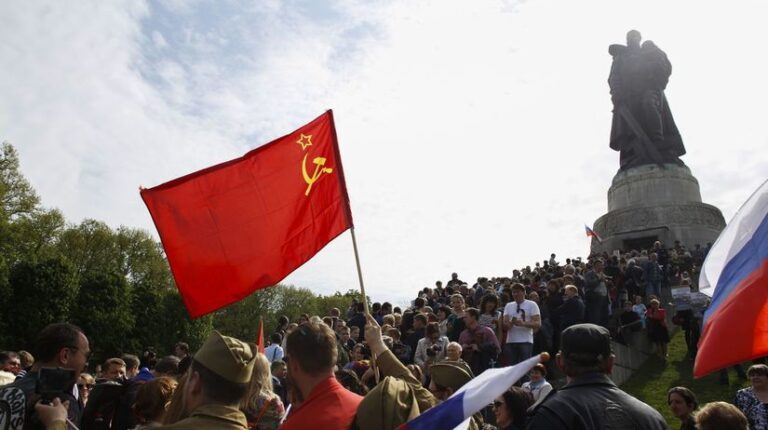 Vlajka okupantů: Rusové vyvěšují vlajku SSSR v západních zemích za účelem propagandy a společensko-politické destabilizace