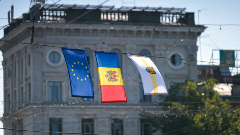 Moldavsko si nepřeje být vydíráno Kremlem. V Kišiněvě protestovaly desítky tisíc lidí