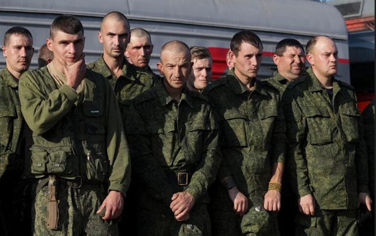 Válečné zločiny ruského velení: násilí na ukrajinských civilistech a vlastních vojácích