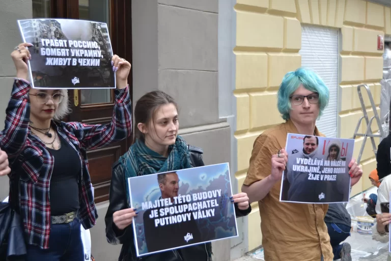 Rusové proti válce. „V Praze není místo pro vrahy“.