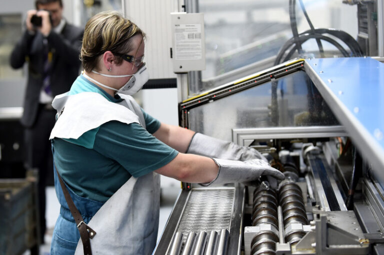 Průměrná mzda klesla reálně o 6,7 procenta