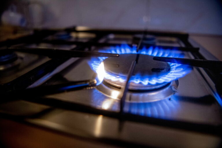 Analýza: Energie na trzích zlevnily, komoditní index ztrácí 13 procent