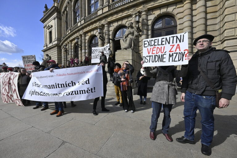Akademici budou v říjnu stávkovat, pokud vláda nepřidá VŠ peníze