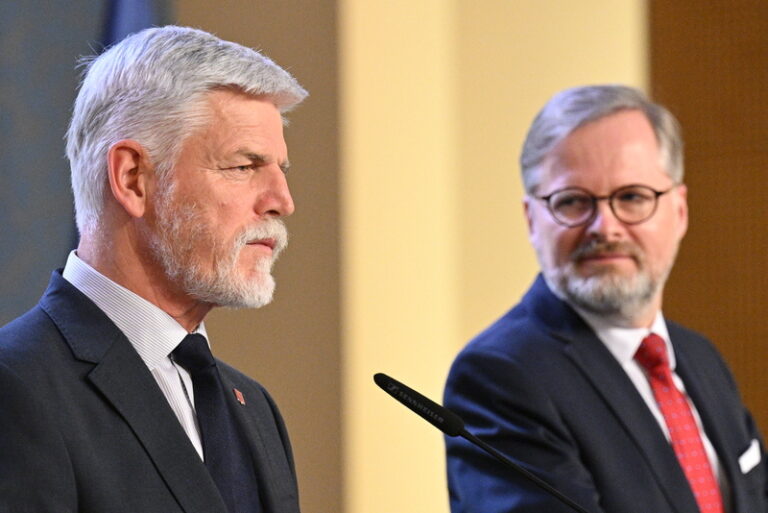 Prezident Pavel se sejde s Fialou a s Babišem, témata nejsou známa