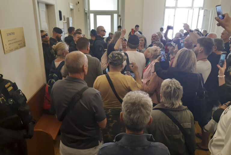 Dezinformátorka vyzvala k podání kárné žaloby na soudkyni a advokáta