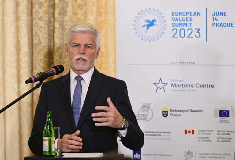 Zákaz vlastnictví médií politiky bude přísnější, Pavel to podepsal