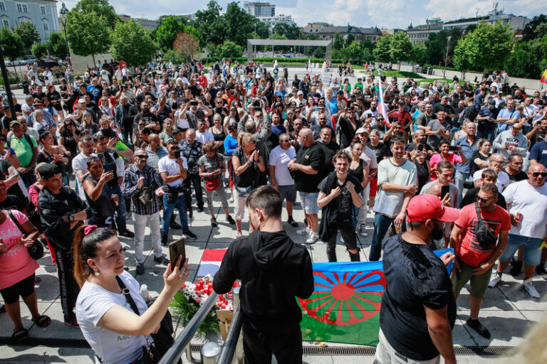 Vzpomenout na mrtvého Roma přišlo v Brně asi tisíc lidí, kritizovali vládu