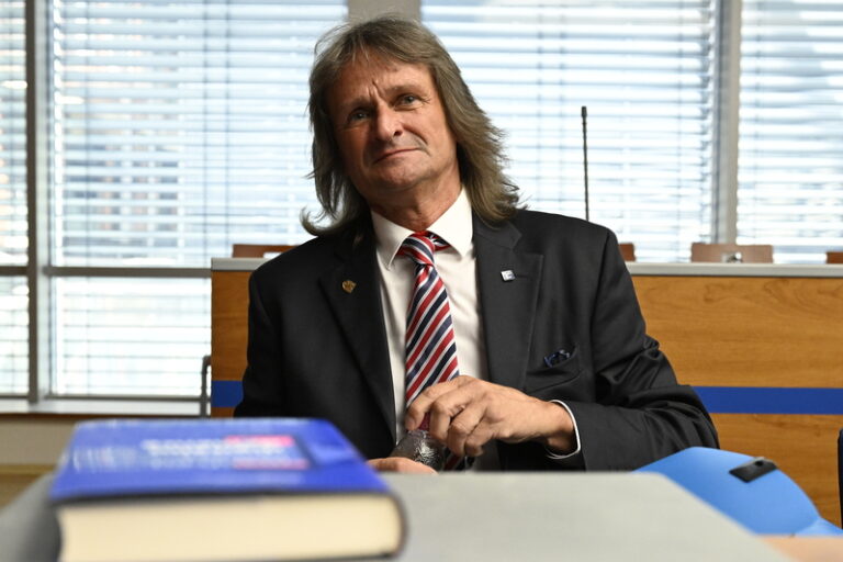 Ševčík žaluje Vysokou školu ekonomickou kvůli odvolání z funkce děkana