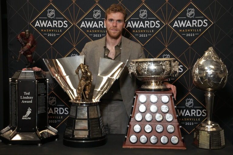 Galavečer NHL ovládl McDavid, Pastrňák na trofeje nedosáhl
