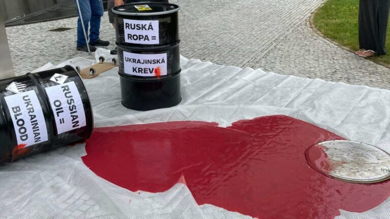 Ruská ropa, ukrajinská krev. Aktivisté připomněli u Unipetrolu, co znamená spolupráce s Putinovým režimem