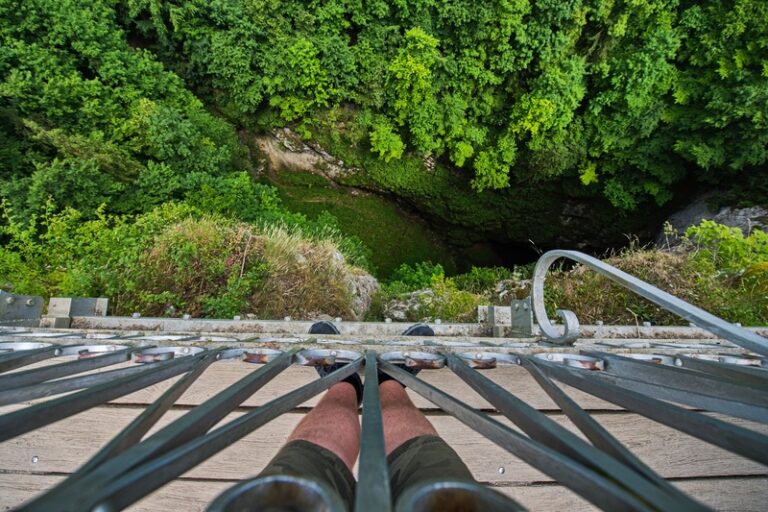 Tři lidé, z toho dvě děti, zemřeli po pádu do Macochy
