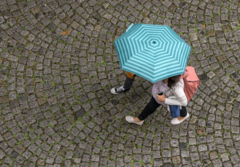 O víkendu se oteplí, meteorologové očekávají déšť