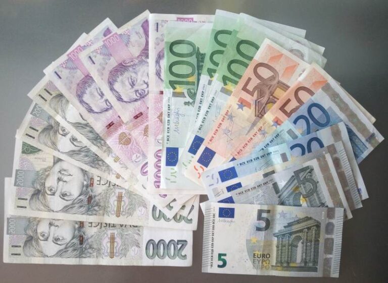 Koruna v závěru týdne posílila k euru i dolaru