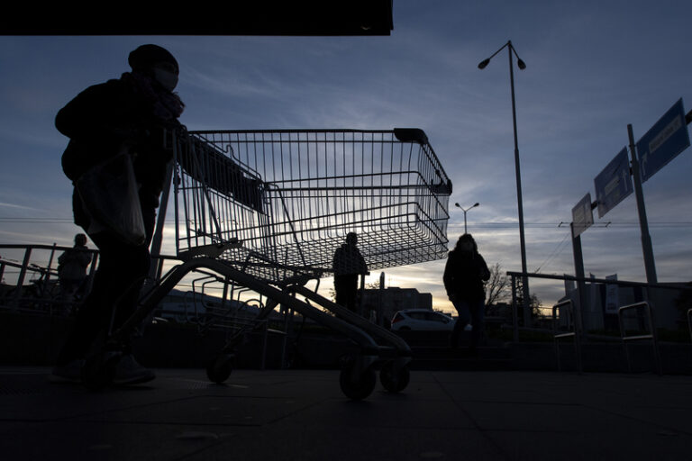 Potíže vyjít se mzdou má 55 procent Čechů, uvádí společnost LMC