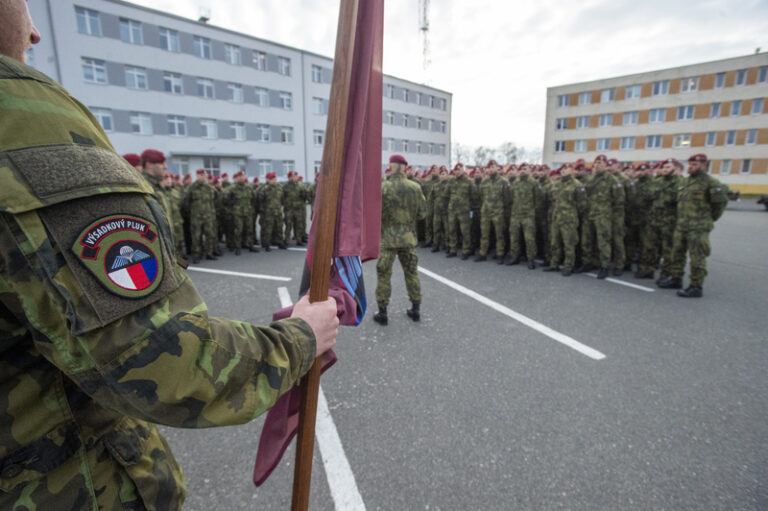 Antimonopolní úřad pozastavil zakázku na nákup aut pro výsadkáře