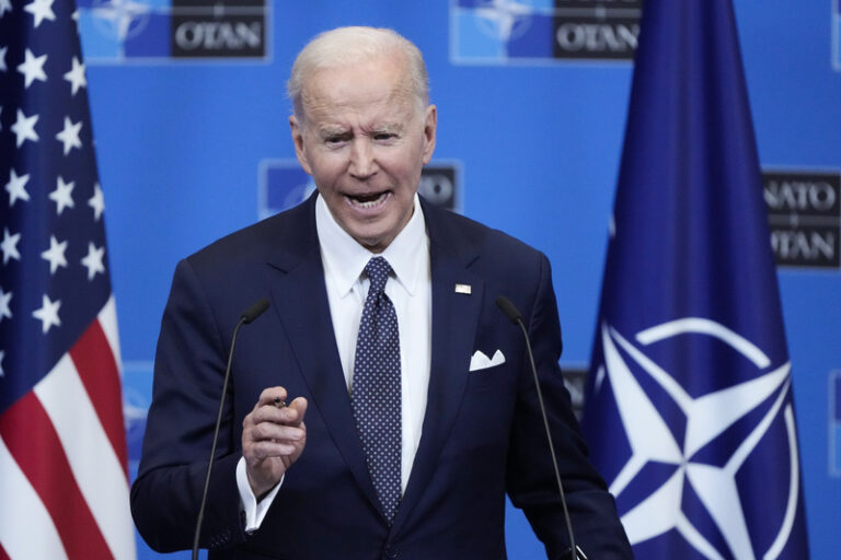 Biden žádá Kongres o dalších 13 miliard dolarů na zbraně pro Ukrajinu