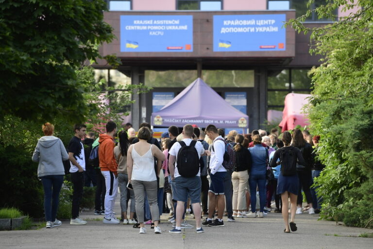 Mohou zůstat, ale nové nejsou potřeba. Češi o ukrajinských uprchlících.