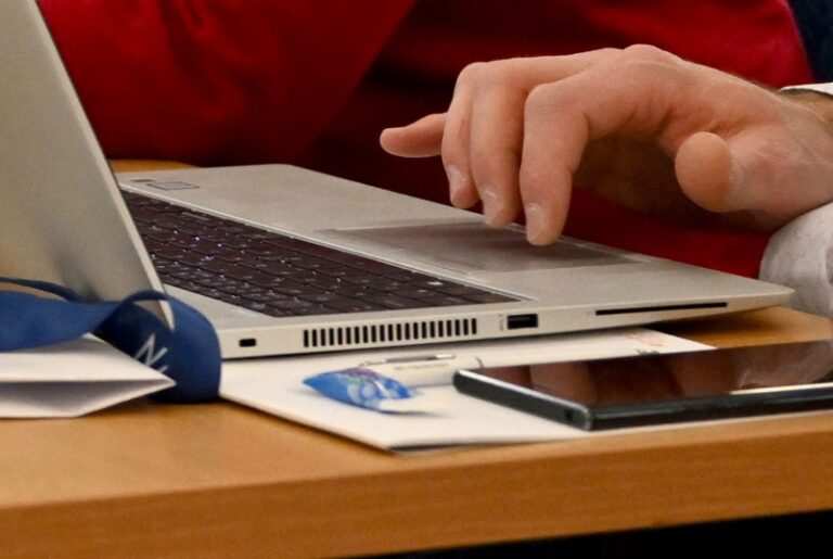 Analýza: Téměř nikdo z pracovníků digitálních platforem není zaměstnanec