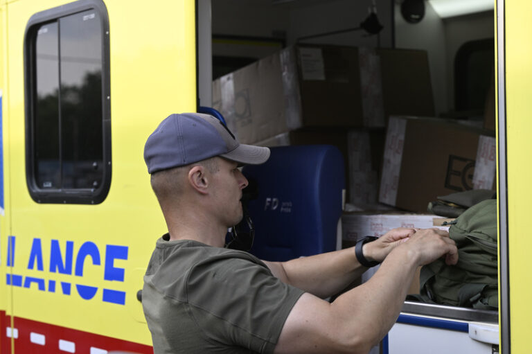 Dobrovolníci vezou na Ukrajinu sedm sanitek se zdravotnickým materiálem