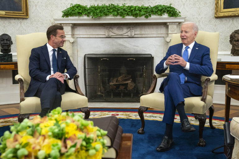 Biden řekl švédskému premiérovi, že netrpělivě čeká na přijetí Švédska do NATO