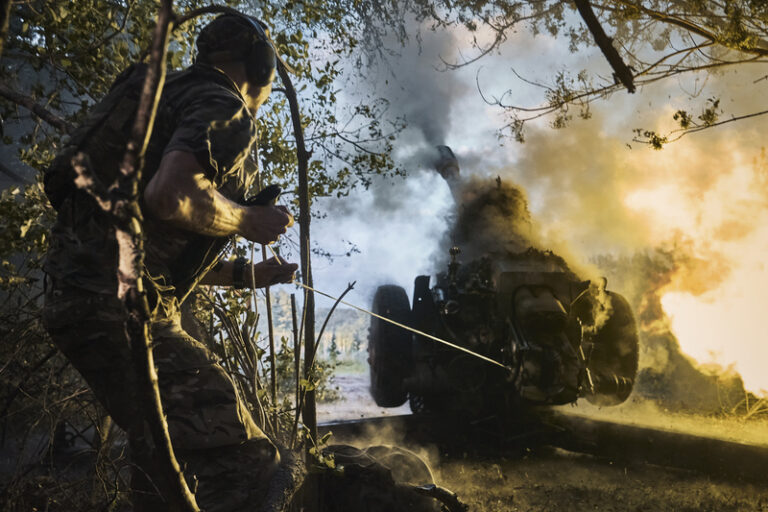 Bílý dům: Kazetová munice z USA už je na Ukrajině a efektivně se tam používá