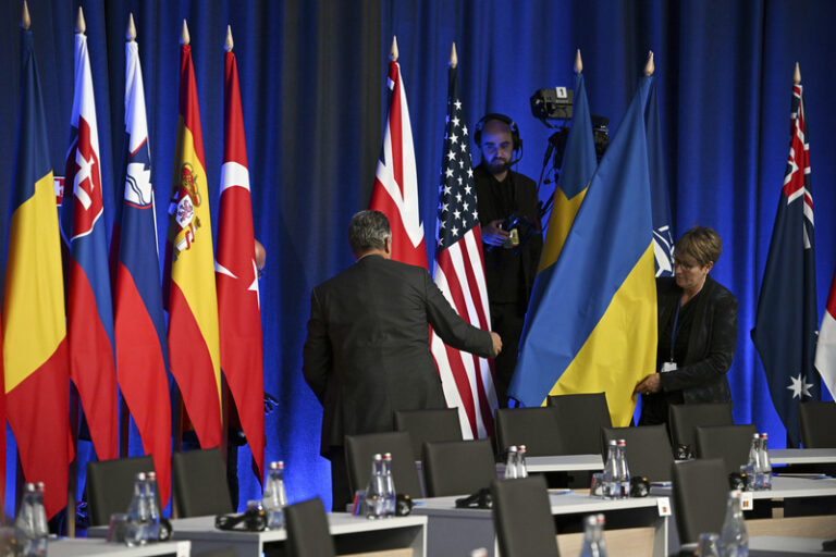 Bývalí velitelé NATO vyzývají ke zrušení omezení dodávek zbraní na Ukrajinu